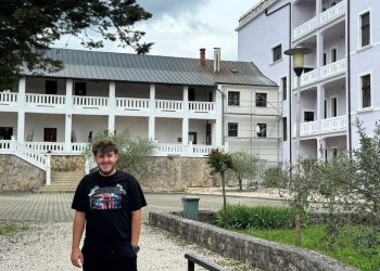 TALENT KOJI PRERASTA GRANICE Sjećate li se Jakova? Mladi umjetnik iz okolice Splita neumorno pomiče okvire – u stvaranju i uspjehu. Njegovo ime sve se češće spominje…
