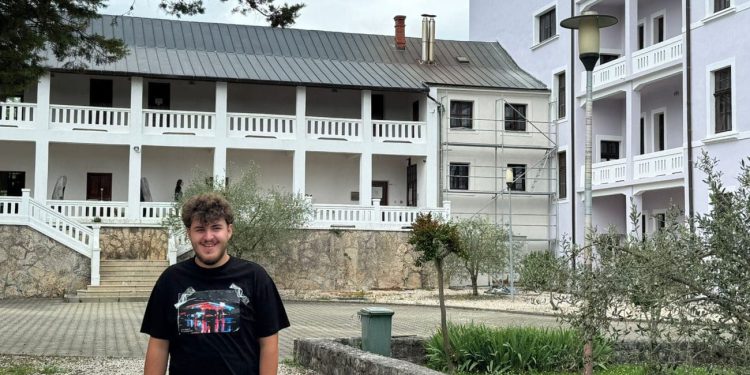 TALENT KOJI PRERASTA GRANICE Sjećate li se Jakova? Mladi umjetnik iz okolice Splita neumorno pomiče okvire – u stvaranju i uspjehu. Njegovo ime sve se češće spominje…