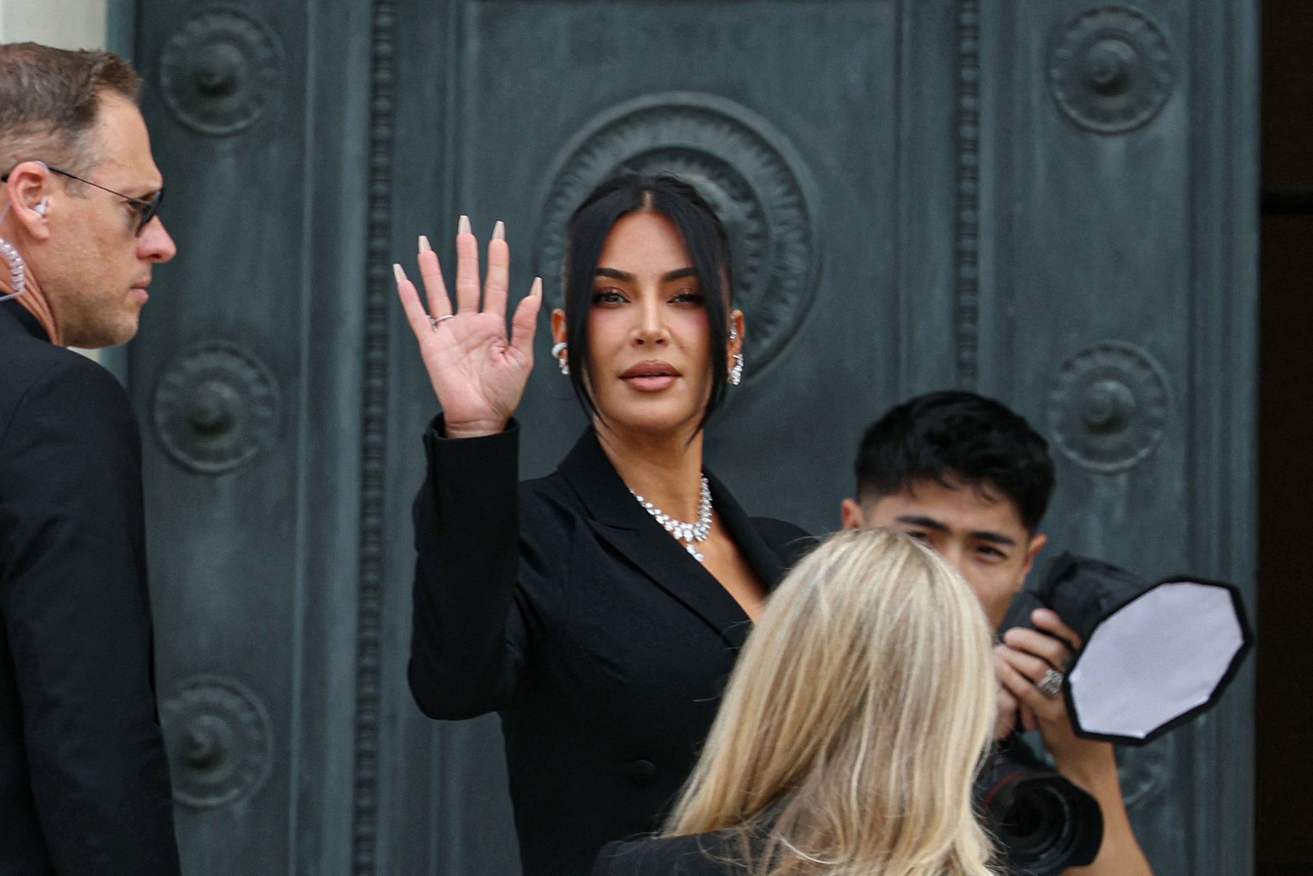 Kim Kardashian, na slici izvan sudnice, dala je emocionalno svjedočenje tijekom suđenja