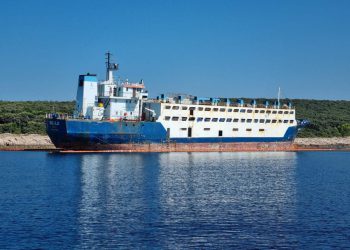 TRINAEST MJESECI OD NASUKAVANJA Tegljač koji će ukloniti brod „Deala“ stiže u Pulu