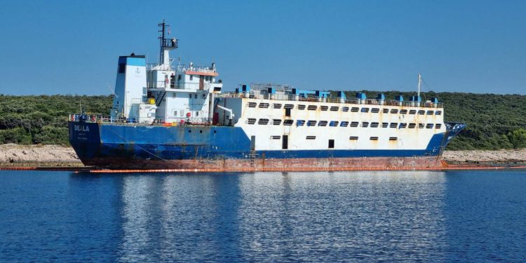 TRINAEST MJESECI OD NASUKAVANJA Tegljač koji će ukloniti brod „Deala“ stiže u Pulu