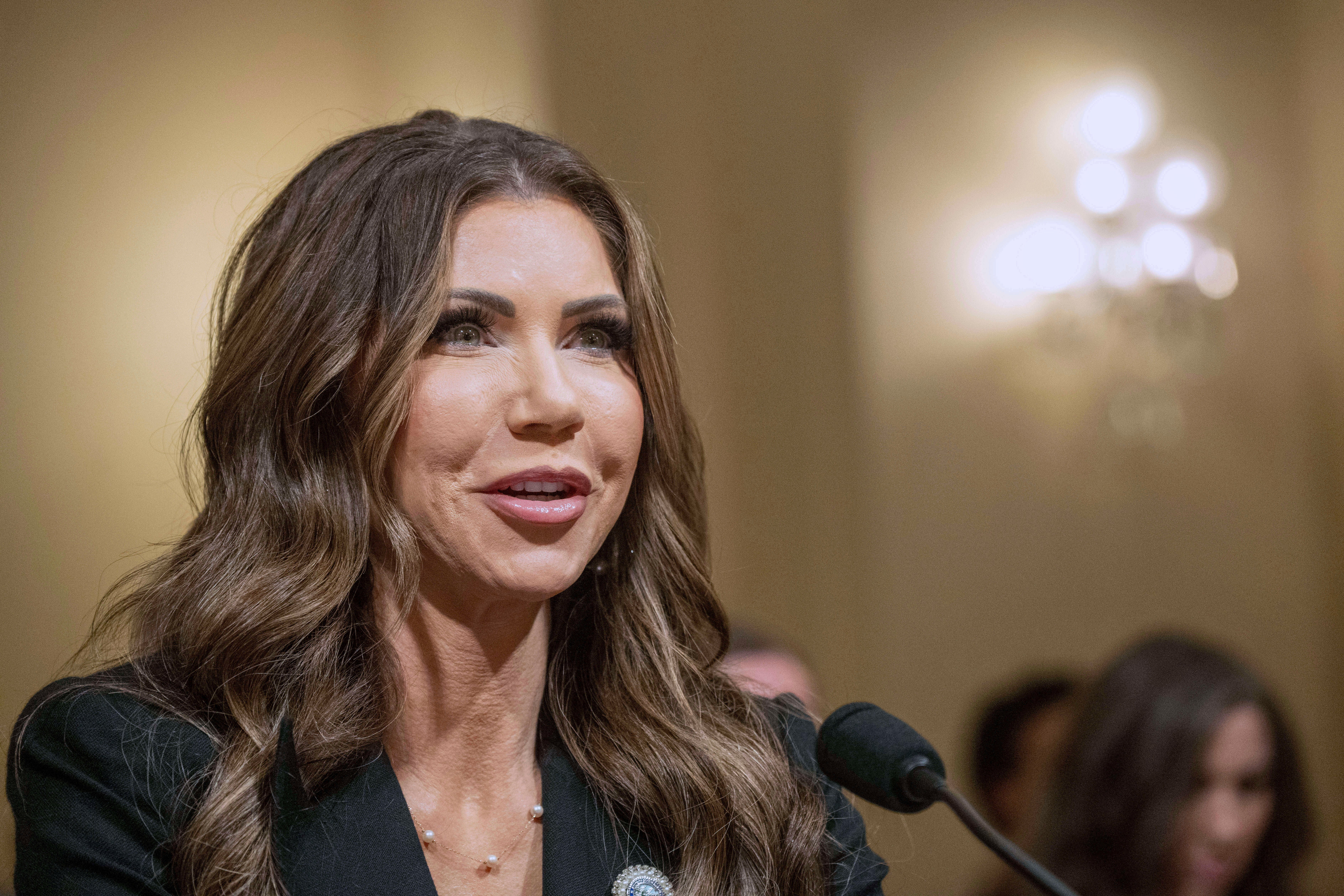 Tajnik DHS -a Kristi Noem naređeno je da doda 20 000 časnika kako bi izvršili Trumpove imigracijske politike