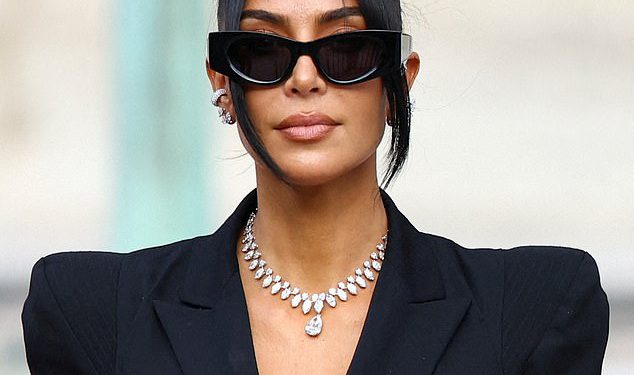 Tajna poruka uvrštena u Paris probnu odjeću Kim Kardashian u iznosu od 6 milijuna dolara, koju su otkrili insajderi koji su se prosuli na Star -ovom privatnom ‘Gread’
