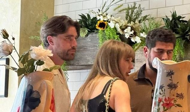 Taylor Swift i Travis Kelce Stun Diners u Philadelphiji dok probijaju pokriće za Majčin dan ručka