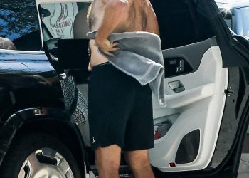 ‘Taylor Swift je u redu s tim?’: Vrlo dlakavi lišće Travisa Kelcea obožavatelji su se podijelili nakon znojnog Miami treninga