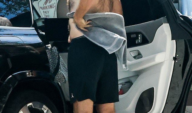 ‘Taylor Swift je u redu s tim?’: Vrlo dlakavi lišće Travisa Kelcea obožavatelji su se podijelili nakon znojnog Miami treninga