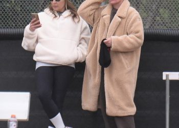 Teddi Mellencamp drži raspoloženje dok podržava sina na nogometnoj utakmici usred faze četiri bitke za rak