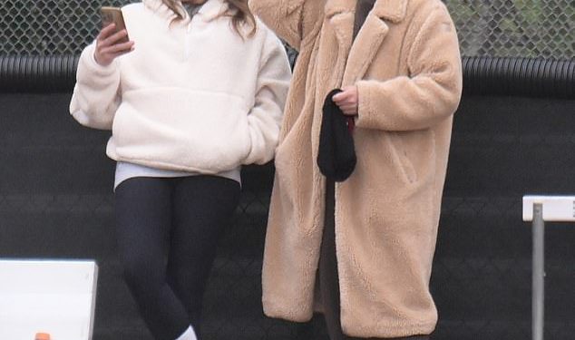 Teddi Mellencamp drži raspoloženje dok podržava sina na nogometnoj utakmici usred faze četiri bitke za rak