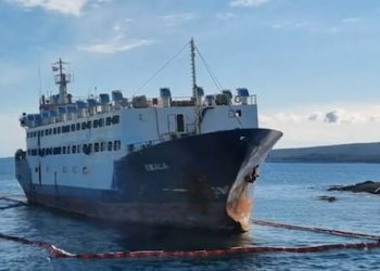 Tegljač koji će ukloniti brod „Deala“ stiže u Pulu