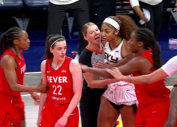 Tempers Flare između Caitlin Clark i Angel Reese u otvaraču WNBA kao Chicago Sky Star se zadržava od suparnika