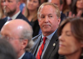 Texas AG otvara istragu tvrtki za paste za zube zbog izloženosti fluoridu. Ali, stomatolozi kažu da je to sigurno