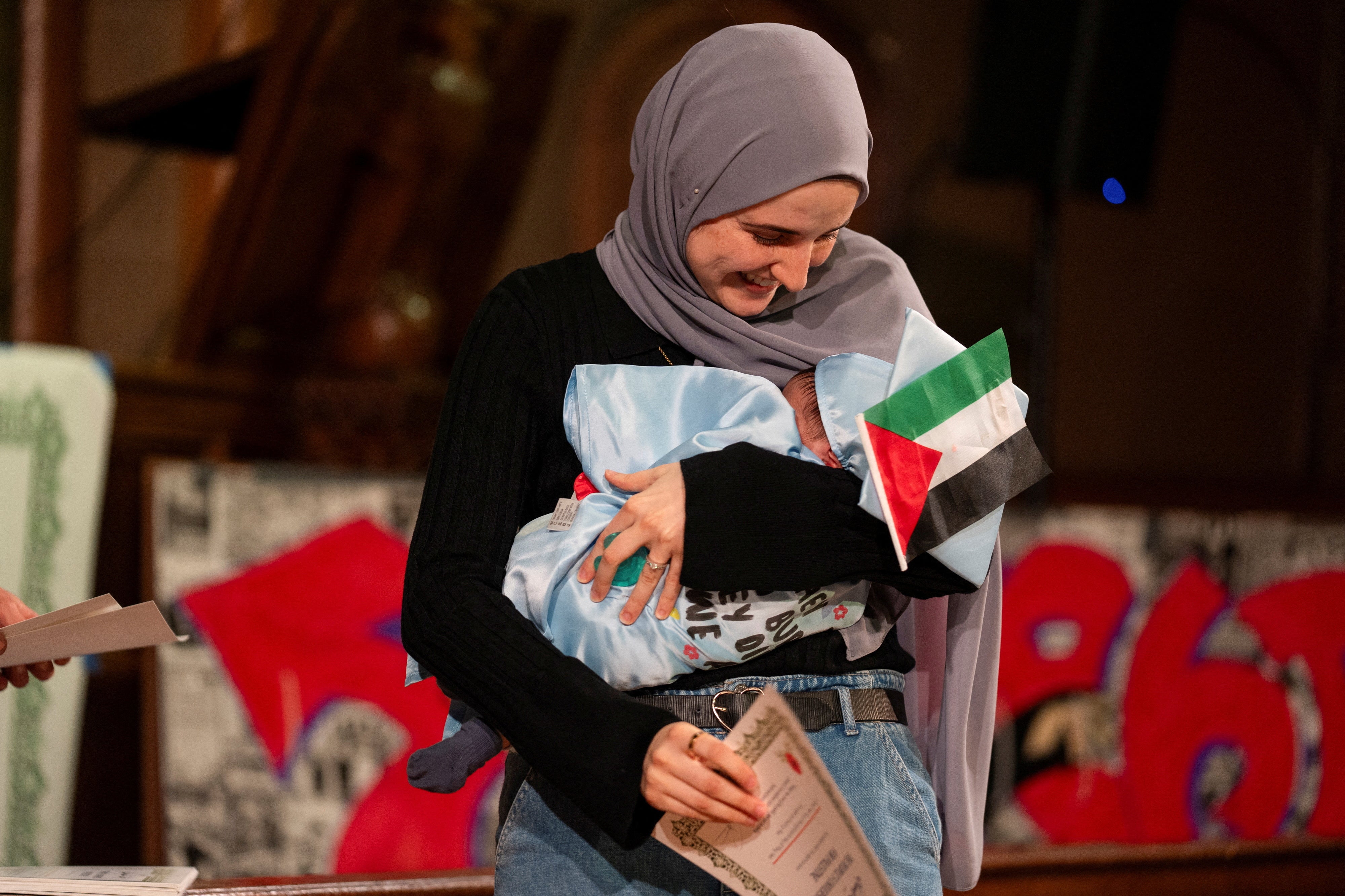 Supruga Mahmouda Khalila Noor Abdalla, sa svojim sinom, prihvatila je počasnu diplomu za Khalil tijekom događaja studenata Sveučilišta Columbia koji nisu u mogućnosti sudjelovati u ceremoniji početka