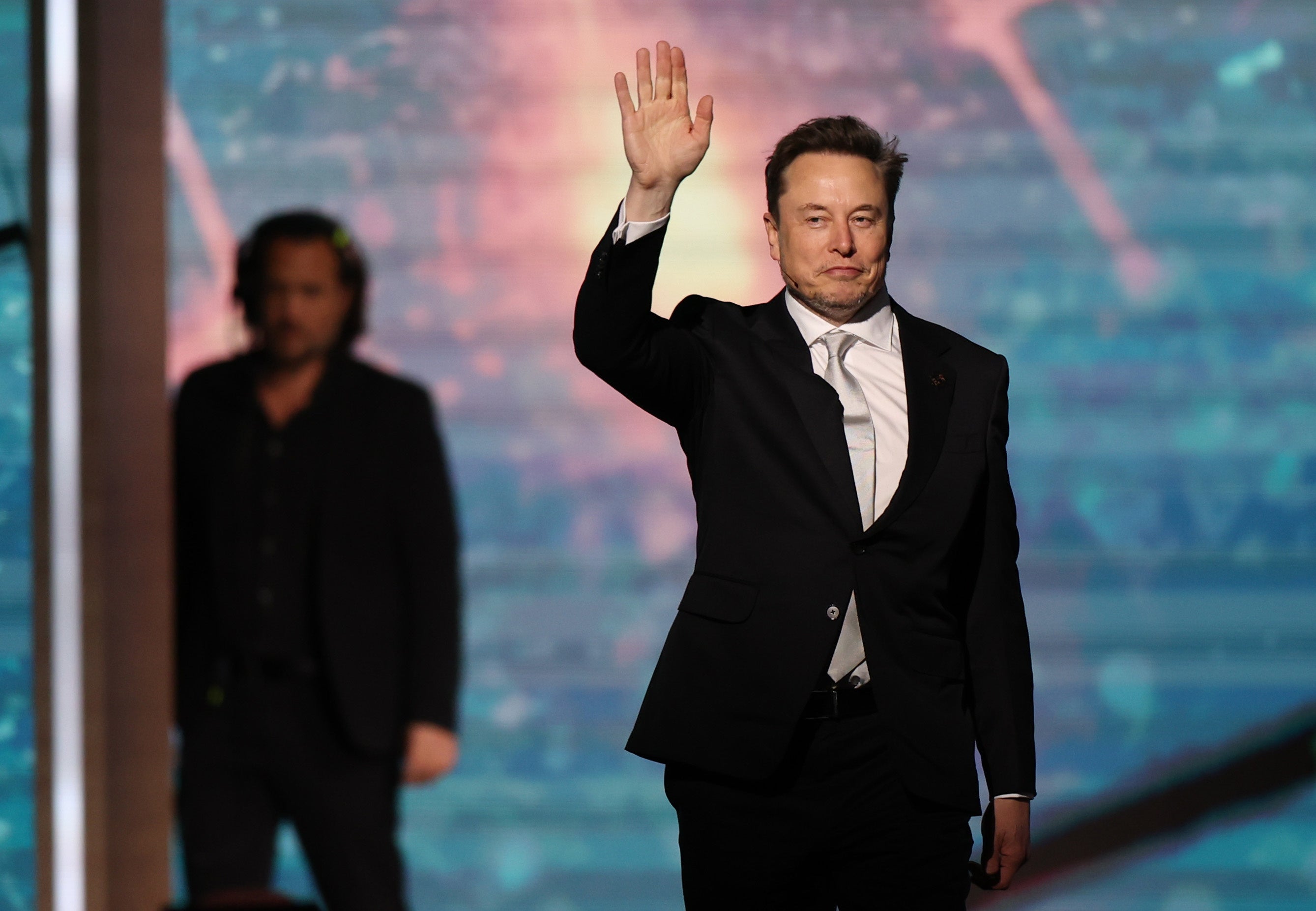 Elon Musk se odmakne od svoje doge uloge kako bi se usredotočio na posao