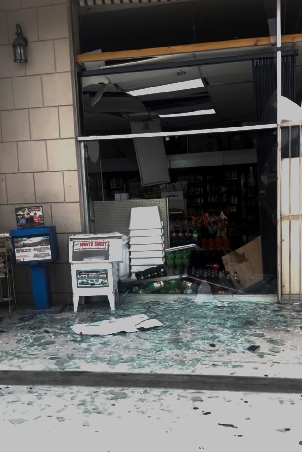 Prozori okolnih poduzeća bili su ispušeni