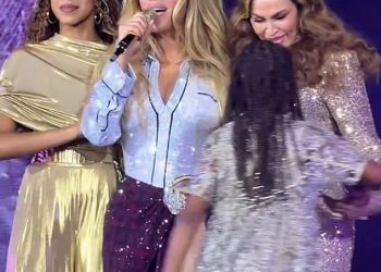 Tina Knowles dokazuje da baka najbolje zna, jer razigrano zgrabi uzbudljive rumi zbog prekida Beyonceinog govora na pozornici tisućama obožavatelja