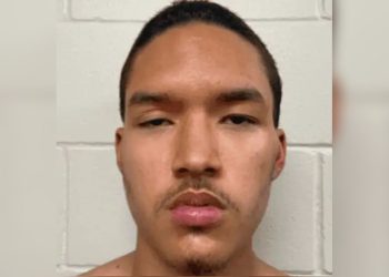 Tinejdžer je ubodio 81-godišnju cimericu 113 puta u ustanovu za pomoć u životu nakon što je čuo glasove koji mu govore da to radi