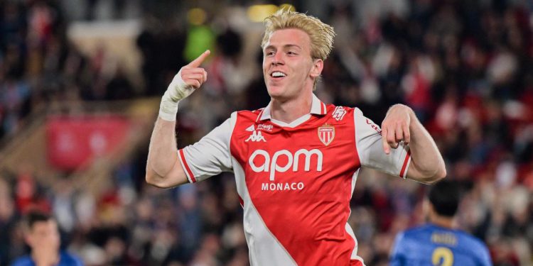 Tko je Mika Biereth, središte redovnika naprijed