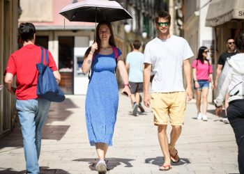 Tko još može misliti na promjenu vremena: u šetnji gradom kišobran je danas štitio od jakog sunca