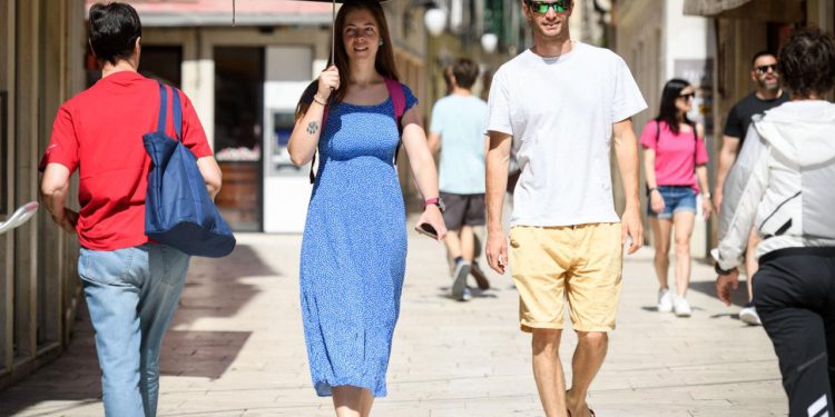 Tko još može misliti na promjenu vremena: u šetnji gradom kišobran je danas štitio od jakog sunca