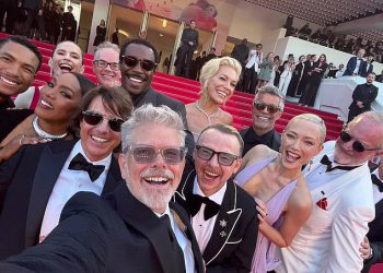 Tom Cruise i njegova misija: Nemoguće zvijezde okreću glave na crvenom tepihu dok predstavljaju ogromnu grupnu selfie tijekom premijere filmskog festivala u filmu u filmu