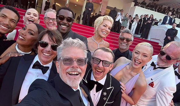 Tom Cruise i njegova misija: Nemoguće zvijezde okreću glave na crvenom tepihu dok predstavljaju ogromnu grupnu selfie tijekom premijere filmskog festivala u filmu u filmu