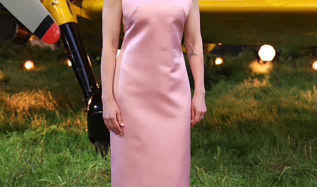 Tom Cruise zasjenjene su glamuroznim vodećim damama kao Hayley Atwell, Hannah Waddingham i Pom Klementieff Dazzle na misiji: Premijera u Londonu Impossible’s