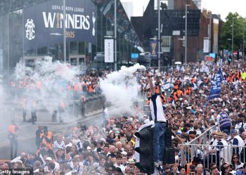 Tottenham Parada pobjede Europa lige: tisuće linije ulice u sjevernom Londonu dok Son-Heung Min vodi proslave
