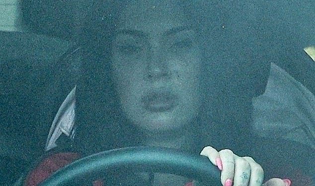 Tragično molbu Megan Foxa da je otkrio mitraljeznu pištolj Baby Tata Kelly … kao što je vidjela da mu daje još jednu priliku samo nekoliko sati nakon njegove koketirane noći sa Sydney Sweeney