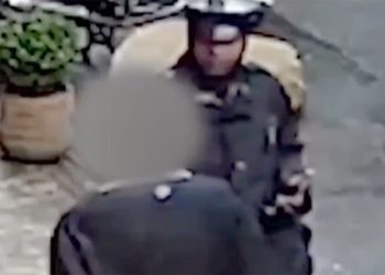 Trenutak bosonogi kripto otmica žrtva bježi od kuće strahota i traži pomoć policajca nakon 3 tjedna navodnog mučenja