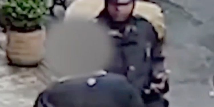 Trenutak bosonogi kripto otmica žrtva bježi od kuće strahota i traži pomoć policajca nakon 3 tjedna navodnog mučenja