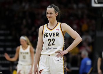 Trenutak koji oduzima dah Caitlin Clark ponavlja ikonični hitac od 36 stopa iz vlastitog logotipa na emocionalnom povratku u Iowa