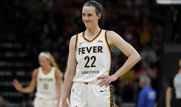 Trenutak koji oduzima dah Caitlin Clark ponavlja ikonični hitac od 36 stopa iz vlastitog logotipa na emocionalnom povratku u Iowa