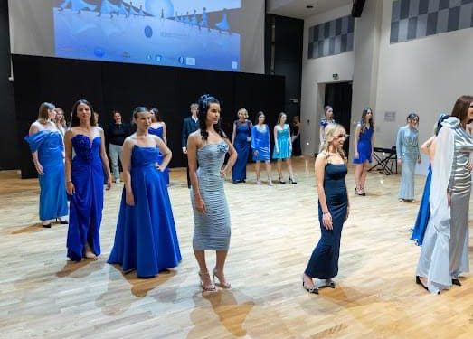 Trogirska štorija o plavon koluri – Moda i glazba u službi zdravlja