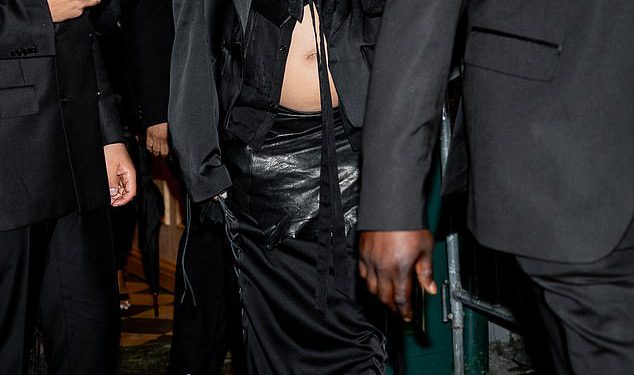 Trudna Rihanna joj se bavi bebom u seksi svilenu koordinu dok se pridružuje partneru A $ ap Rocky u njegovoj Met Gala Afterparty, zajedno s Heidi Klum, Sabrina Carpenter i Jenna Ortega