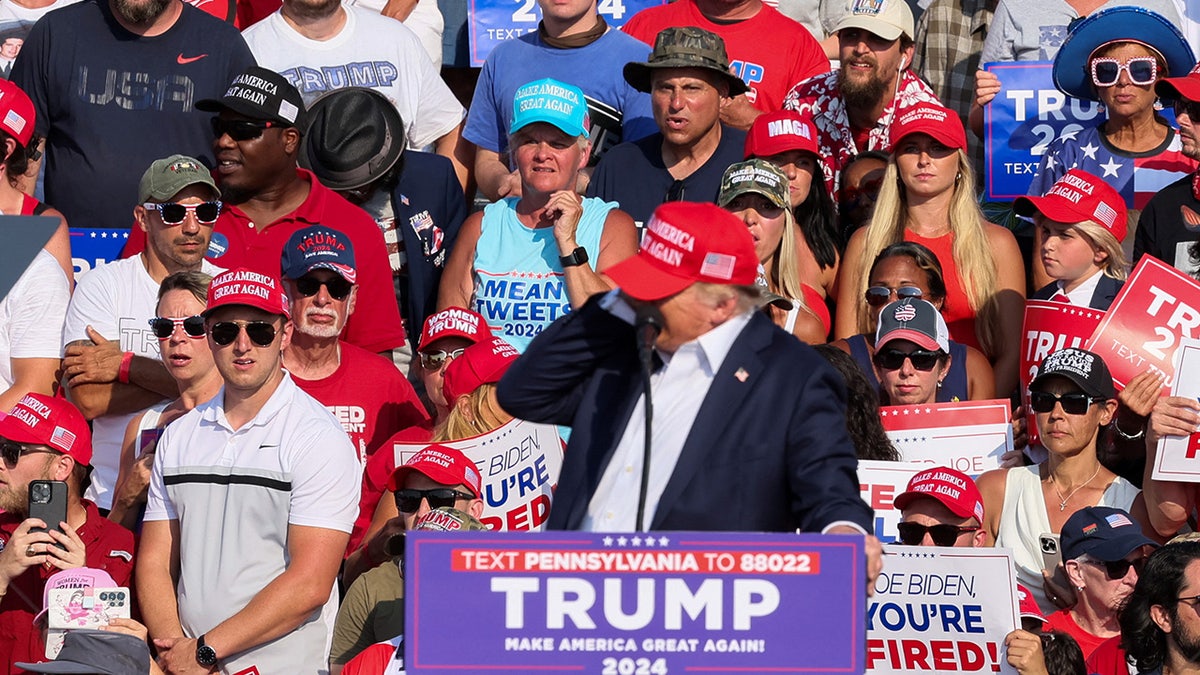 Donald Trump reagira kako je tijekom kampanje na sajmu Butler Farm izložio višestruke pucnje