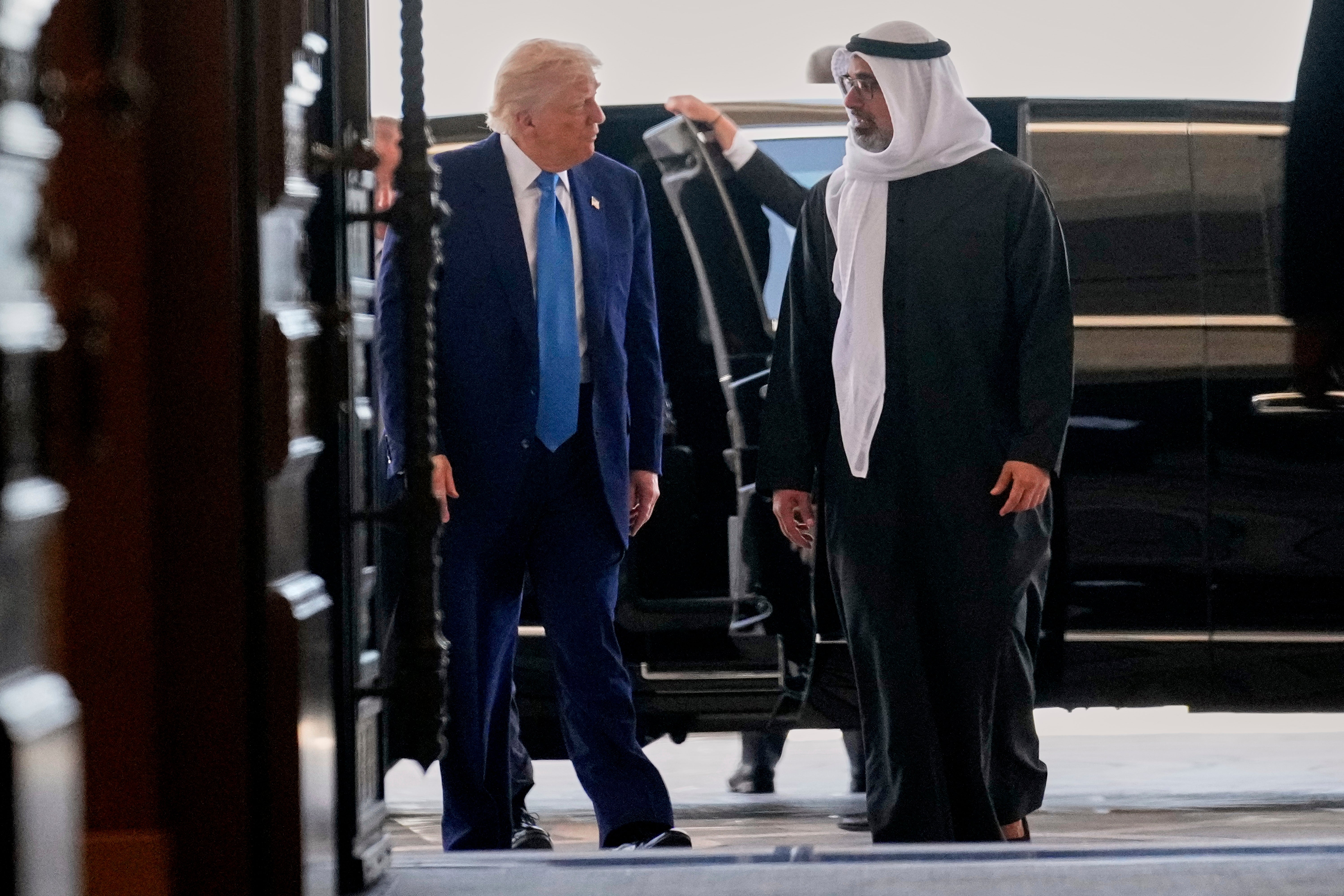Predsjednika Donalda Trumpa dočekuje predsjednik Mohammed Bin Zayed Al Nahyan po dolasku kako bi sudjelovao u poslovnom okruglom stolu u Qasr Al Watanu, u Abu Dhabu