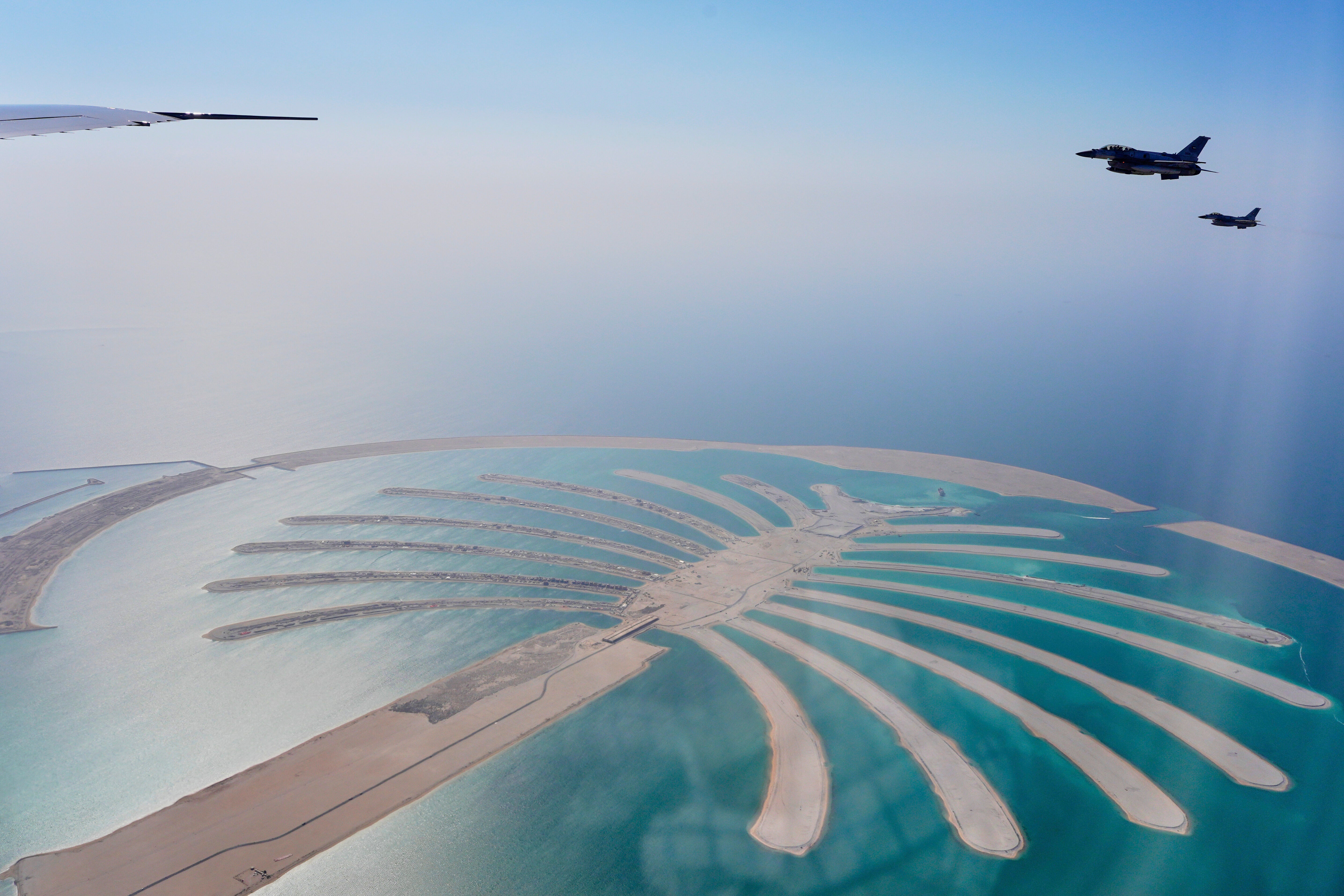 F16 Jets Escort Air Force One dok se približava međunarodnoj zračnoj luci Abu Dabi