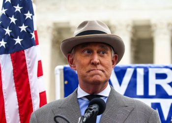 Trump Pal Roger Stone poziva na senatorovo „pogubljenje“ nakon što izaziva predsjednikovu kripto profit na vlasti