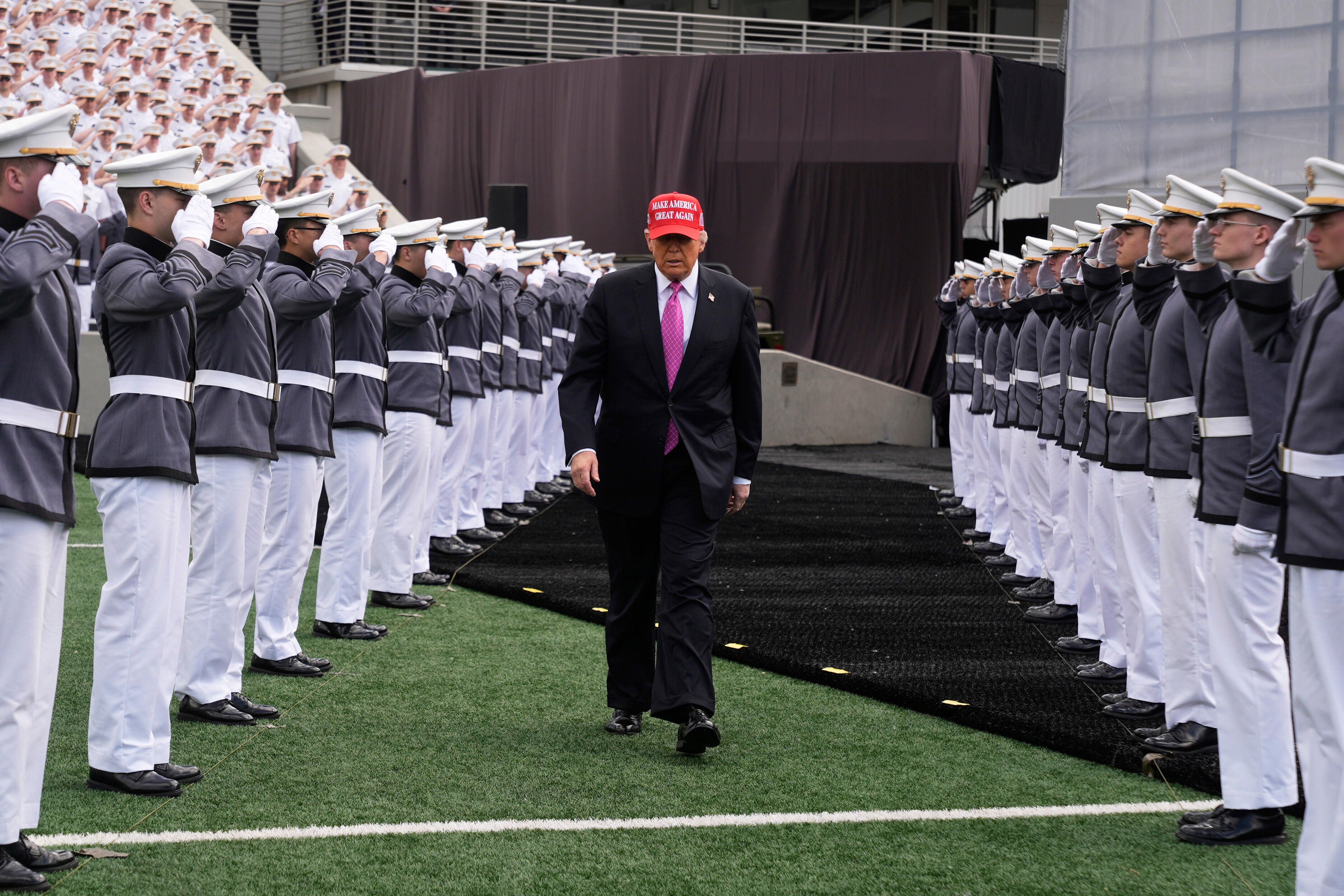 Trump stiže održati svoj početni govor u West Pointu. Predsjednik je raspravljao o svojim naporima da okonča DEI programe i njegovu suzbijanje imigracije