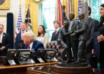 Trump dodaje novo umjetničko djelo Ovalnom uredu – kip sebe nekoliko trenutaka nakon pokušaja atentata u Butleru