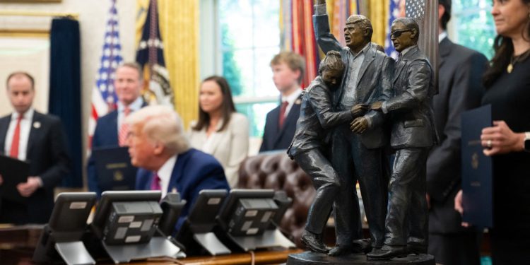 Trump dodaje novo umjetničko djelo Ovalnom uredu – kip sebe nekoliko trenutaka nakon pokušaja atentata u Butleru