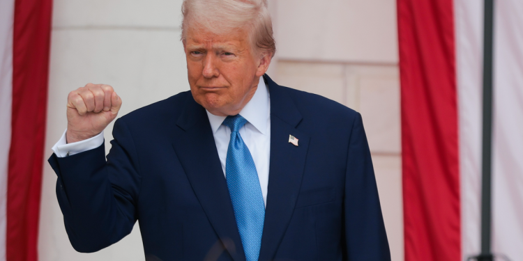 Trump je pomilovao poreznu varalicu. Ali tek nakon što je njegova mama prisustvovala predsjednikovoj večeri od milijun dolara