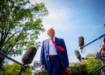 Trump kaže da ne zna “ako mora podržati Ustav