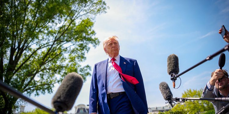 Trump kaže da ne zna “ako mora podržati Ustav