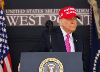Trump održava raskošan govor o trofejnim ženama, golfu i ‘kasno velikom’ al Caponeu u politički nabijenoj adresi West Point
