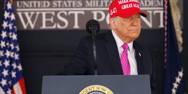 Trump održava raskošan govor o trofejnim ženama, golfu i ‘kasno velikom’ al Caponeu u politički nabijenoj adresi West Point
