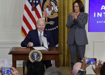 Trump optužuje Bidenove savjetnike za izdaju – RT World News