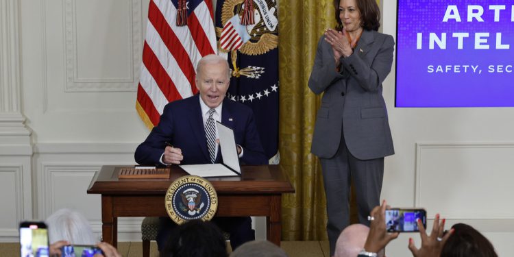 Trump optužuje Bidenove savjetnike za izdaju – RT World News