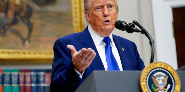 Trump ponavlja osporava tvrdnju da bijeli poljoprivrednici koji pate ‘genocid’ u Južnoj Africi kao prve ‘izbjeglice’ uleteju u nas