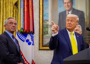 Trump potpisuje izvršnu naredbu usmjerenu na snižavanje cijena lijekova za Amerikance